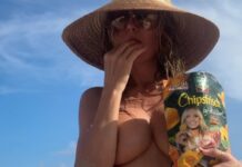 Heidi Klum: Ποζάρει τόπλες στην παραλία ενώ τρώει πατατάκια – Δείτε βίντεο