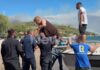 Φωτιά στη Βοιωτία: Δραματική διάσωση ηλικιωμένης με σκάφος από τον Άγιο Βασίλειο – Συγκλονιστικές εικόνες από την απομάκρυνση κατοίκων