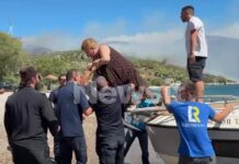 Φωτιά στη Βοιωτία: Δραματική διάσωση ηλικιωμένης με σκάφος από τον Άγιο Βασίλειο – Συγκλονιστικές εικόνες από την απομάκρυνση κατοίκων