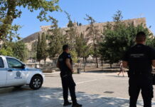 Επίθεση με μαχαίρι στην Ακρόπολη: «Άκουσα ουρλιαχτά και είδα τη γυναίκα μαχαιρωμένη να αιμορραγεί», λέει αυτόπτης μάρτυρας