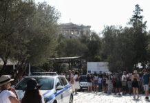 Ακρόπολη: Άνδρας με μαχαίρι τραυμάτισε δύο Αμερικανούς τουρίστες