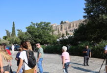 Ακρόπολη: Με ποινικό παρελθόν ο 60χρονος που επιτέθηκε με μαχαίρι σε τουρίστες – Είχε νοσηλευτεί και ψυχιατρική κλινική