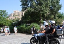 Δίωξη για απόπειρα ανθρωποκτονίας στον 60χρονο που επιτέθηκε με μαχαίρι σε Αμερικανούς τουρίστες στην Ακρόπολη