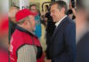 O Αλέξης Τσίπρας αγόρασε περιοδικό «Σχεδία» στο Σεράφειο: Οι ευχές του πωλητή για τα γενέθλιά του
