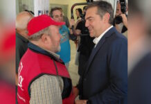 O Αλέξης Τσίπρας αγόρασε περιοδικό «Σχεδία» στο Σεράφειο: Οι ευχές του πωλητή για τα γενέθλιά του