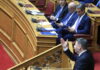 Live: Η αναμέτρηση Μητσοτάκη – Ανδρουλάκη στη Βουλή για την ακρίβεια