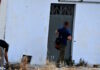 Άργος: Συγκλονίζει η μητέρα του 20χρονου που δέχτηκε 13 σφαίρες από αστυνομικούς – «Τον σκοτώσανε, με μηχανήματα λειτουργεί το σώμα του»