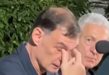 Συγκινημένος ο Γιώργος Μπαρτζώκας στη Δραπετσώνα: «Ήθελα να έρθω για να αποτίσω φόρο τιμής στον πατέρα μου»