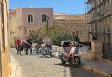 Πάρος: Απολογούνται στη Σύρο δήμαρχος, αντιδήμαρχος και ακόμη 2 άτομα για τη φωτιά – Το χρονικό των συλλήψεων