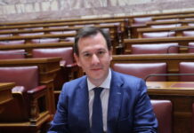 Ο Παναγιώτης Δουδωνής τραγούδησε σε ταβέρνα την «Παράξενη κοπέλα»