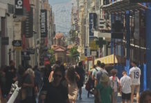 Θερινές εκπτώσεις: Πολύ αυξημένη η κίνηση στα ανοιχτά καταστήματα σε Ερμού και Αιόλου