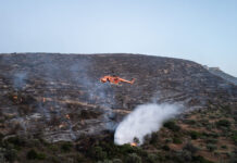 Φωτιά στην Πάρο: Ισχυρές πυροσβεστικές δυνάμεις – Στην μάχη και εναέρια μέσα