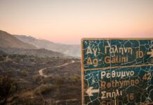 Φωτιά στο Ρέθυμνο: Οι εξωπραγματικοί άνεμοι φουντώνουν τη φωτιά που μαίνεται, παραμένουν καθηλωμένα τα εναέρια – Live όλες οι εξελίξεις