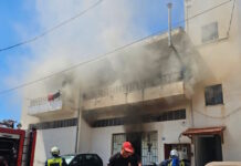 Φωτιά στα Χανιά: Κάηκε σπίτι πρώτο ορόφου, οι φλόγες επεκτάθηκαν σε αποθήκη χαρτικών
