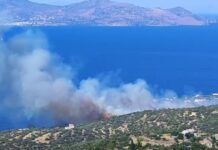 Φωτιά στα Μέθανα – Ρίψεις νερού από εναέρια μέσα, μήνυμα από το 112 «παραμείνετε σε ετοιμότητα»