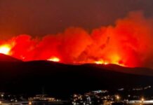 Φωτιά στην Πάρο: Νύχτα αγωνίας από τις αναζωπυρώσεις κοντά σε σπίτια – Νέα μηνύματα του 112 για εκκένωση 5 περιοχών