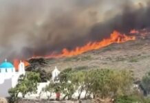 Φωτιά στην Πάρο: Χωρίς ενεργό μέτωπο αλλά με διάσπαρτες εστίες – «Κανένας εφησυχασμός λόγω ανέμων» λέει η Πυροσβεστική