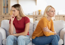 Γιατί χάνουμε τόσο εύκολα την ψυχραιμία μας όταν βρισκόμαστε με τους γονείς μας;