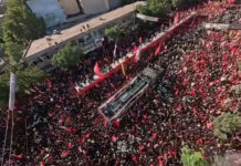 Ιράν: Πλήθος κόσμου στη Μασχάντ για την κηδεία του Αλί Χαμενεΐ