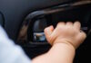 Ηλιούπολη: Αγοράκι 2,5 ετών κλειδώθηκε ολομόναχο μέσα σε αυτοκίνητο – Αστυνομικοί έσπασαν το παράθυρο του οδηγού και το έσωσαν