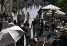 Καιρός αύριο: Υψηλές θερμοκρασίες αλλά και τοπικές βροχές