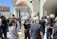 Ρέθυμνο: Σπαραγμός στην κηδεία του 25χρονου ήρωα πυροσβέστη που πέθανε στη φωτιά – Με λουλούδια στα χέρια τον αποχαιρετούν