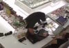 Νίκαια: Βίντεο από τη ληστεία σε ζαχαροπλαστείο – Υπάλληλος κυνήγησε τον δράστη με σφουγγαρίστρα