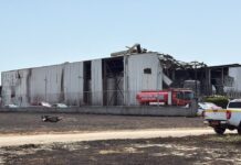 Κορινθία: Ένας 67χρονος ο νεκρός από τη φωτιά σε εργοστάσιο στα Εξαμίλια – Κομμάτια από την σκεπή έχουν εκσφενδονιστεί σε όλη την περιοχή