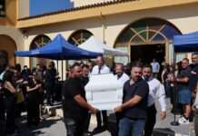 Ηράκλειο: Συγκίνηση στην κηδεία της δημοσιογράφου Μαρίας Αντωνογιαννάκη – Βουβός πόνος στο τελευταίο «αντίο»