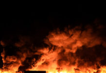 Πύρινη κόλαση στο Ομορφοχώρι Λάρισας – Μαίνεται η φωτιά σε επιχείρηση ανακύκλωσης, ακούγονται εκρήξεις