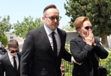 Κηδεία Βασίλη Λεβέντη: Συγκλονισμένοι η σύζυγος και ο γιος του Μάριος Γεωργιάδης στο τελευταίο αντίο στον πρόεδρο της Ένωσης Κεντρώων