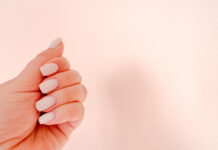 Lychee nails: Το πιο μίνιμαλ nail trend του καλοκαιριού