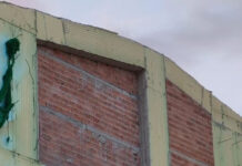 Πτώση μεσοτοιχίας στο Μαρούσι: «Τραντάχτηκε όλο το σπίτι, έπεσε μεγάλο κομμάτι τοίχου πάνω στον γείτονα»