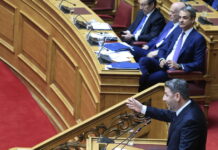 Μητσοτάκης και Ανδρουλάκης «διασταυρώνουν τα ξίφη τους» στη Βουλή για την ακρίβεια – «Πυρά» στο ΠΑΣΟΚ και στο βάθος εκλογές