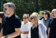 Το τελευταίο «αντίο» στην Τζένη Ζαχαροπούλου – Συγκίνηση στην κηδεία της αγαπημένης ηθοποιού