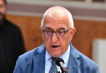 Κηδεία Μάρως Κοντού: Ο επικήδειος του Νικήτα Κακλαμάνη – Ταξιδιάρα, αιώνια έφηβη θα πρέπει να σου πω οριστικά καληνύχτα