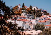 Συνεργασία του Υπουργείου Υγείας με το Airbnb.org για τη δωρεάν διαμονή γιατρών και νοσηλευτών σε 5 νησιά του Αιγαίου