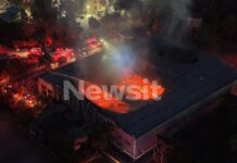 Φωτιά στο Πάρκο Γουδή: «Ορφανό» από τον Απρίλιο το παλιό κτίριο του θεάτρου Badminton που «λαμπάδιασε» στην καρδιά της πόλης – Συγκλονιστικές εικόνες και ερωτήματα
