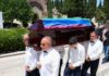 Πάολα Ρεβενιώτη: Τυλιγμένη με τη σημαία του ουράνιου τόξου το φέρετρο της – Το διαφορετικό «αντίο» στο Α’ Νεκροταφείο