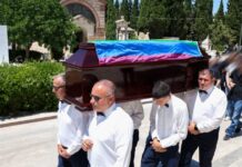 Πάολα Ρεβενιώτη: Τυλιγμένη με τη σημαία του ουράνιου τόξου το φέρετρο της – Το διαφορετικό «αντίο» στο Α’ Νεκροταφείο