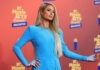Η Paris Hilton έγινε μελαχρινή και της πάει πολύ