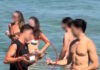 Πάρος: Αδιανόητο βίντεο με υπάλληλο beach bar να σερβίρει κρασί σε πελάτες μέσα στη θάλασσα