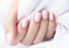 Pearl nails: Η τάση που θα σας χαρίσει το πιο λαμπερό και κομψό μανικιούρ