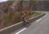 Ποδηλάτης στο Tour de France λίγο έλειψε να φύγει στον γκρεμό και τον έσωσε το προστατευτικό δίχτυ
