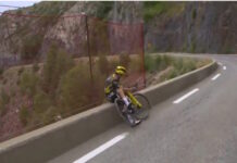 Ποδηλάτης στο Tour de France λίγο έλειψε να φύγει στον γκρεμό και τον έσωσε το προστατευτικό δίχτυ