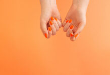 Πορτοκαλί νύχια: Τα nail designs που θα θέλετε να κάνετε screenshot