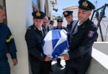 Ρέθυμνο: Σπαραγμός στην κηδεία του 25χρονου ήρωα πυροσβέστη που πέθανε στη φωτιά – Με λουλούδια στα χέρια τον αποχαιρέτησαν