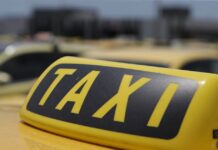 Χειροπέδες σε 21χρονο οδηγό ταξί – Χρέωσε 175 ευρώ για διαδρομή από το «Ελευθέριος Βενιζέλος» στο κέντρο της Αθήνας