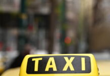 Γυναίκα γέννησε μέσα σε ταξί στο δρόμο για το μαιευτήριο: «Βοηθήσαμε τη ζωή και αφήσαμε το μαύρο πίσω» λέει ο οδηγός