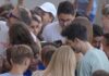Ο Μίλτος Τεντόγλου δεν σταμάτησε να υπογράφει αυτόγραφα μετά την ισοφάριση του πανελληνίου ρεκόρ στο μήκος